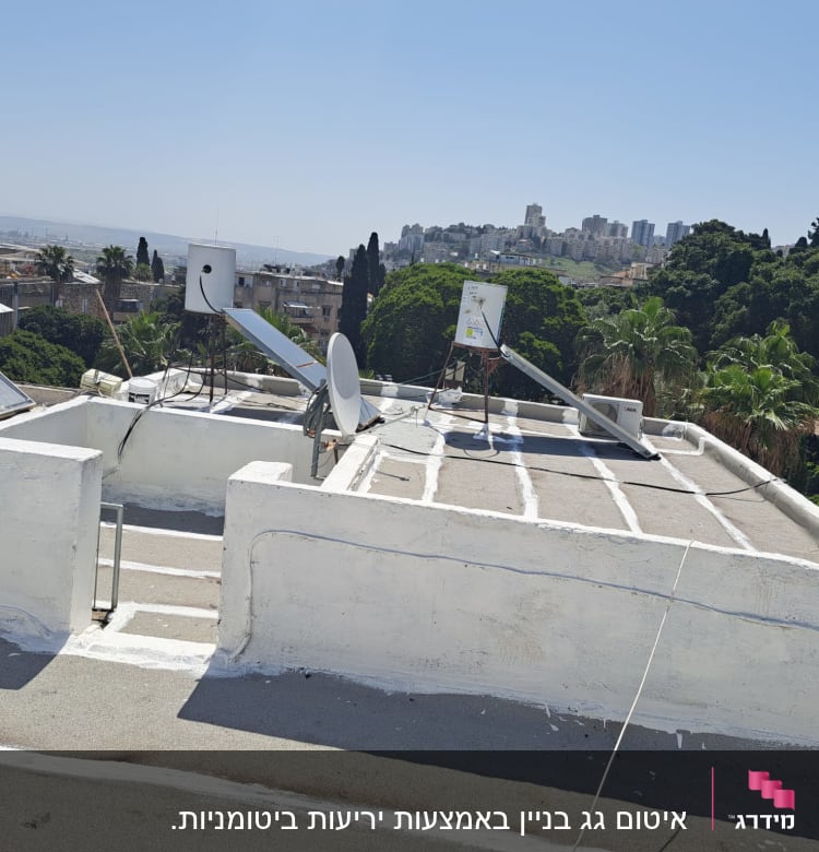 קווים לבנים על גג לאיטום מפני מים